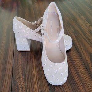 MADDEN GIRL Mary Jane Floral Daisy Platform Shoes Size 7.5 Cream Chunky Heel